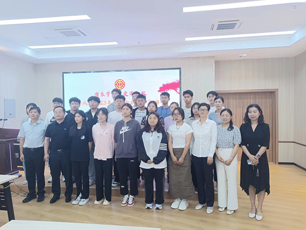 濟(jì)寧市任城區(qū)總工會(huì)開(kāi)展了“金秋助學(xué)”活動(dòng)